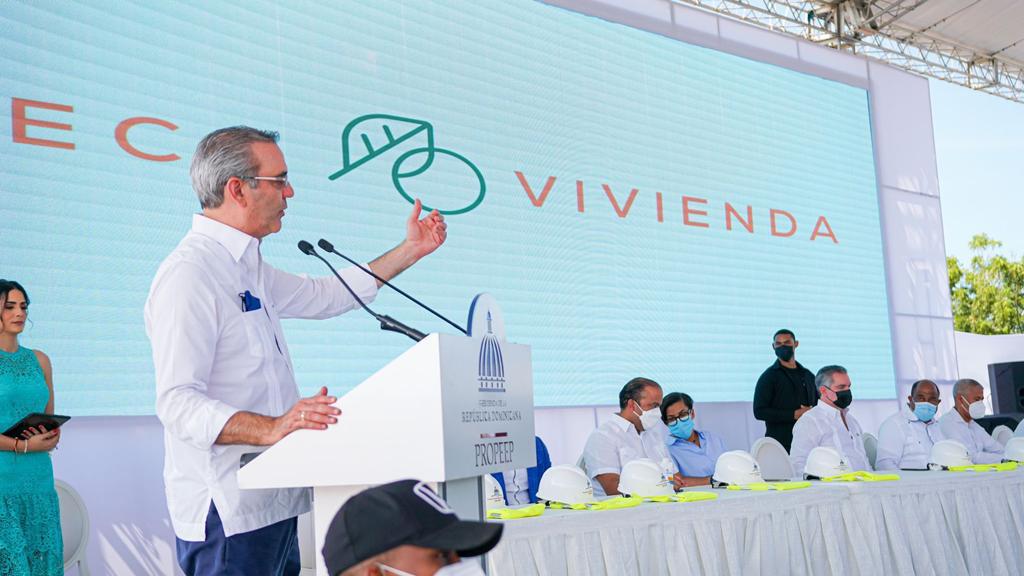 Gobierno lleva proyecto de Eco-Viviendas y “Pinta tu Barrio” a comunidades de Montecristi