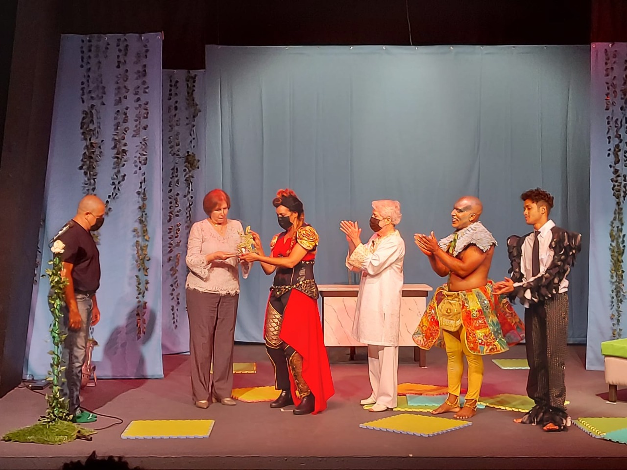 Reconocen a Carmen Heredia por análisis y reflexiones en la crítica teatral Reconocen a Carmen Heredia por análisis y reflexiones en la crítica teatral