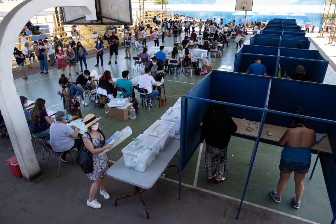 Chile comienza conteo de una decisiva elección con retraso en algunas mesas