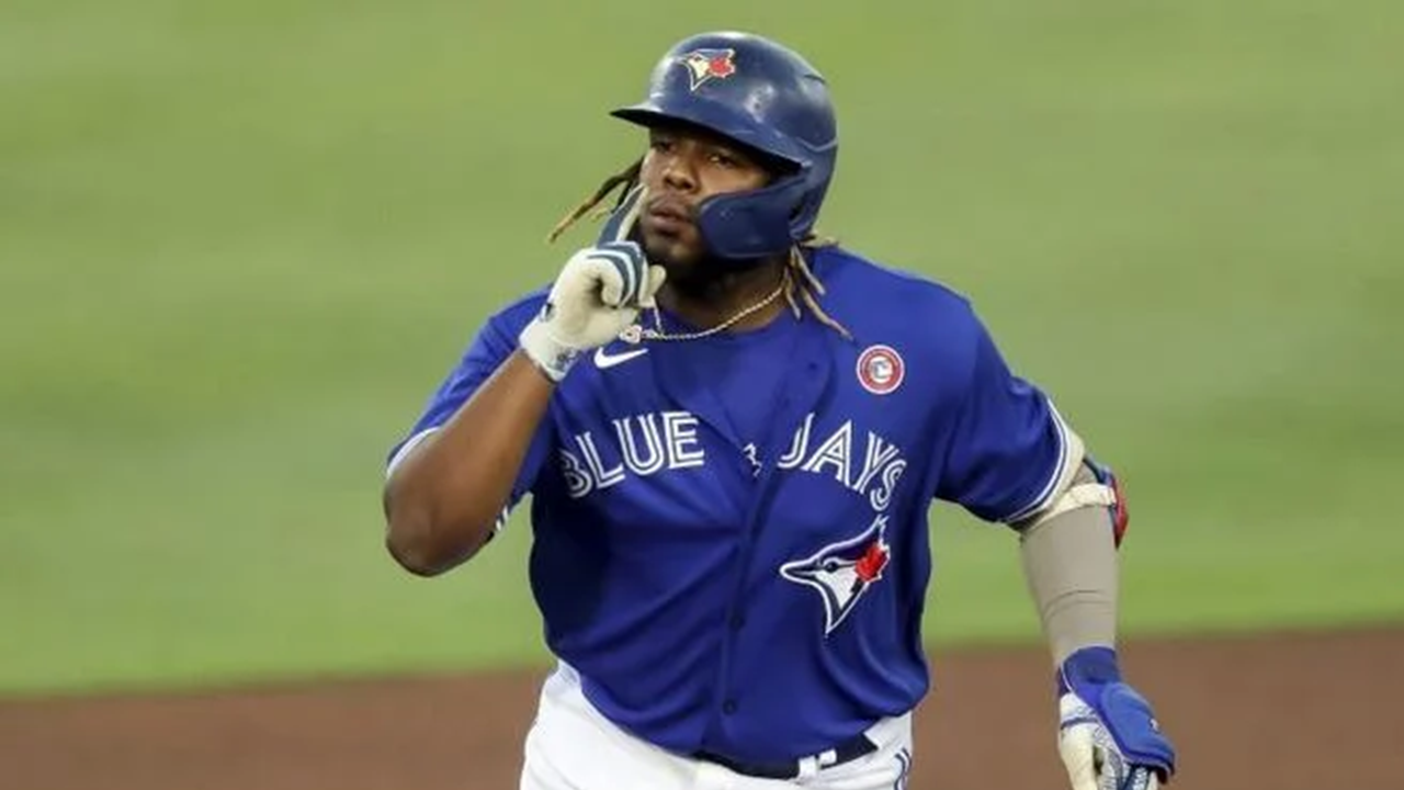 ¡Palo largooo! Vlad Guerrero Jr. batea jonrón de 467 pies