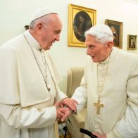 Papa Francisco homenajea a Benedicto XVI en la entrega de los premios Ratzinger