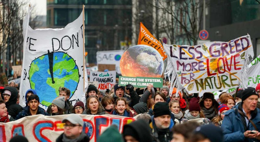 Miles de jóvenes protestan contra el cambio climático durante COP26