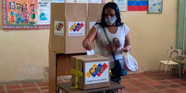 Tras hacer varios llamados a la abstención, el principal reto de los detractores del Gobierno de Nicolás Maduro es el de seducir a una ciudadanía mayoritariamente cansada y que, según las encuestas, quiere un cambio en el país.