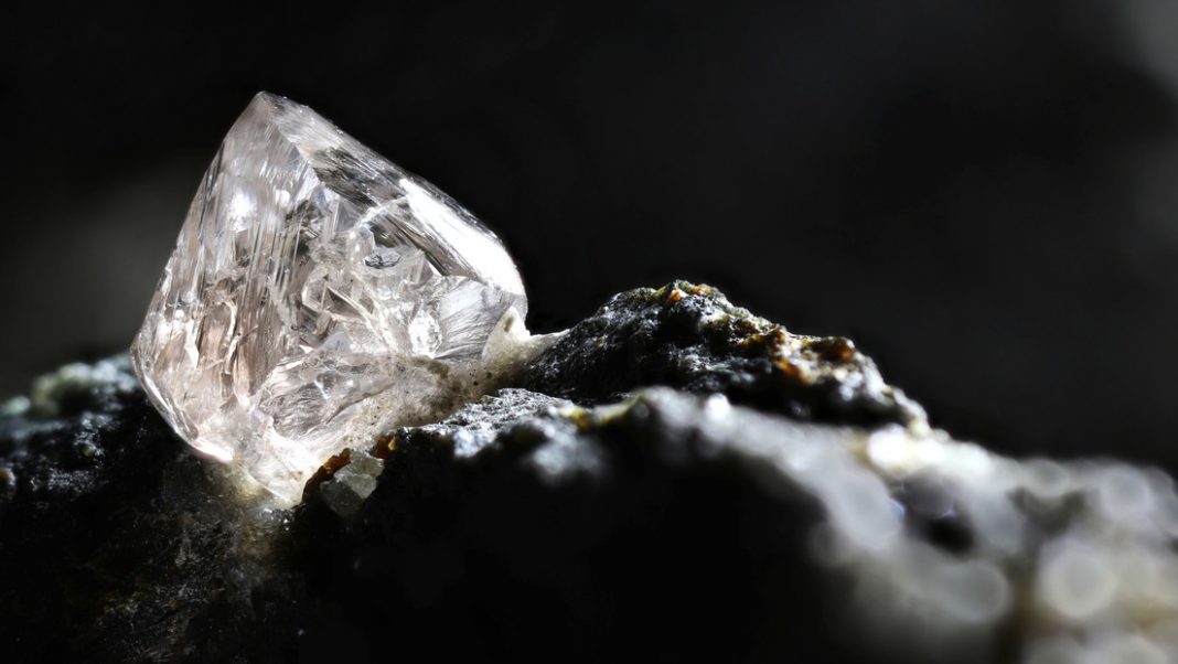 Agricultor indio se vuelve rico tras desenterrar un diamante de 13 quilates