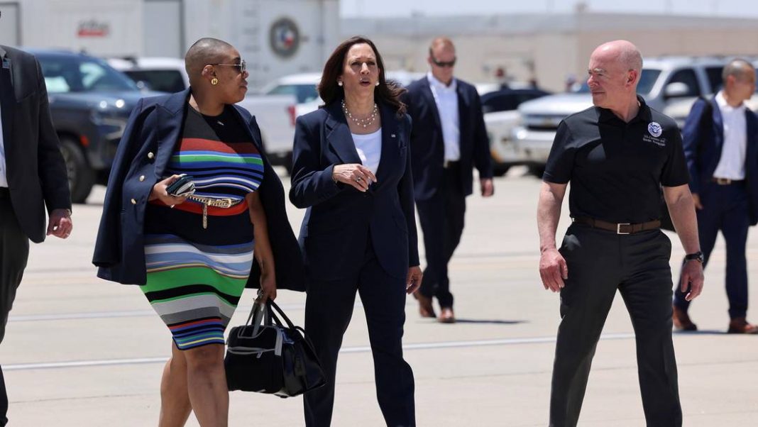 Kamala Harris es blanco de críticas por su rol en la crisis migratoria