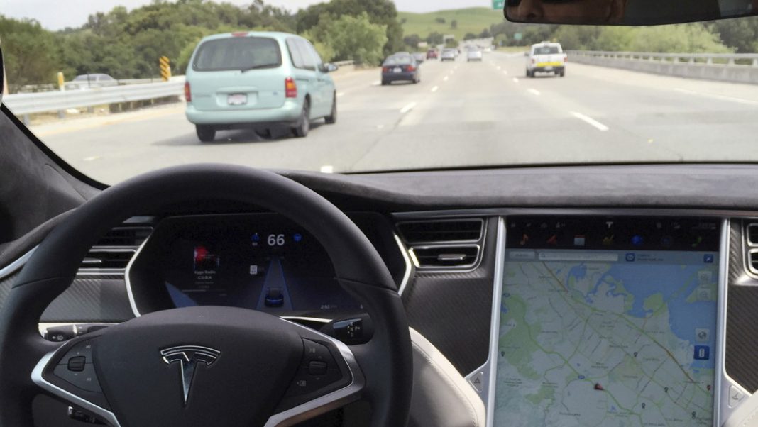 Mujer da a luz en el asiento delantero de un Tesla que se desplaza en modo automático