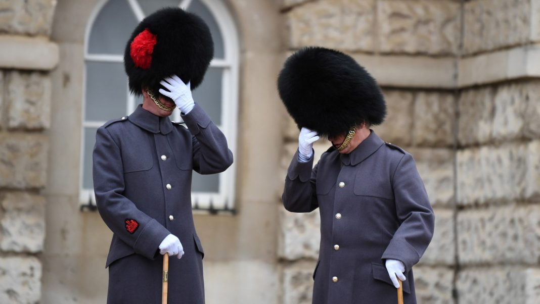 Guardia de la reina Isabel II pisotea a un niño frente a la Torre de Londres