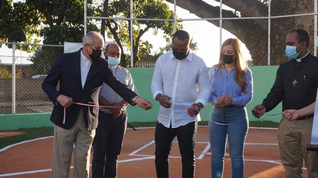 Ex pelotero Adrián Beltré entrega campo de béisbol totalmente remodelado | 2 | Ex pelotero Adrián Beltré entrega campo de béisbol totalmente remodelado - Noticias de hoy en República Dominicana | De Último Minuto