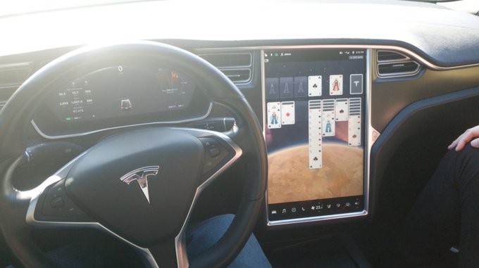 Tesla es investigado por permitir jugar a videojuegos al volante