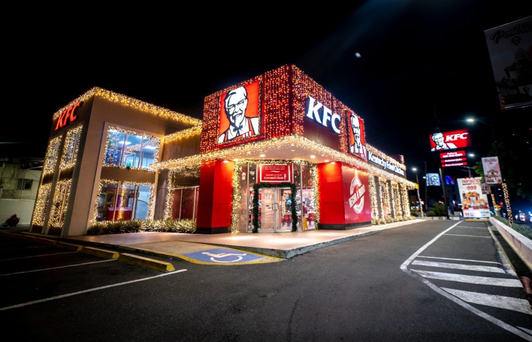 KFC da bienvenida a la Navidad con apertura de la “Casa del coronel Sanders”