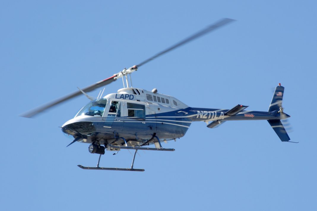 Helicóptero se estrella en un puente de una autopista en EE.UU.