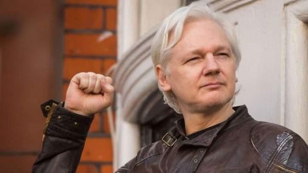 Médicos confirman que Julian Assange sufrió un derrame cerebral