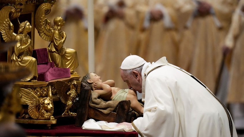 Papa Francisco pide por los más desfavorecidos en la Misa del Gallo