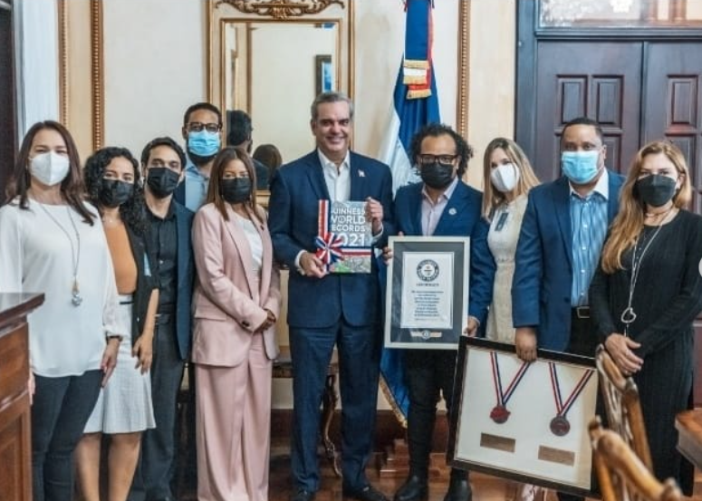 Alberto Zayas entrega el récord Guinness de la Bachata al presidente Luis Abinader
