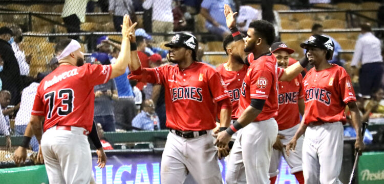 Rally de tres carreras da triunfo al Escogido sobre el Licey en entradas extras