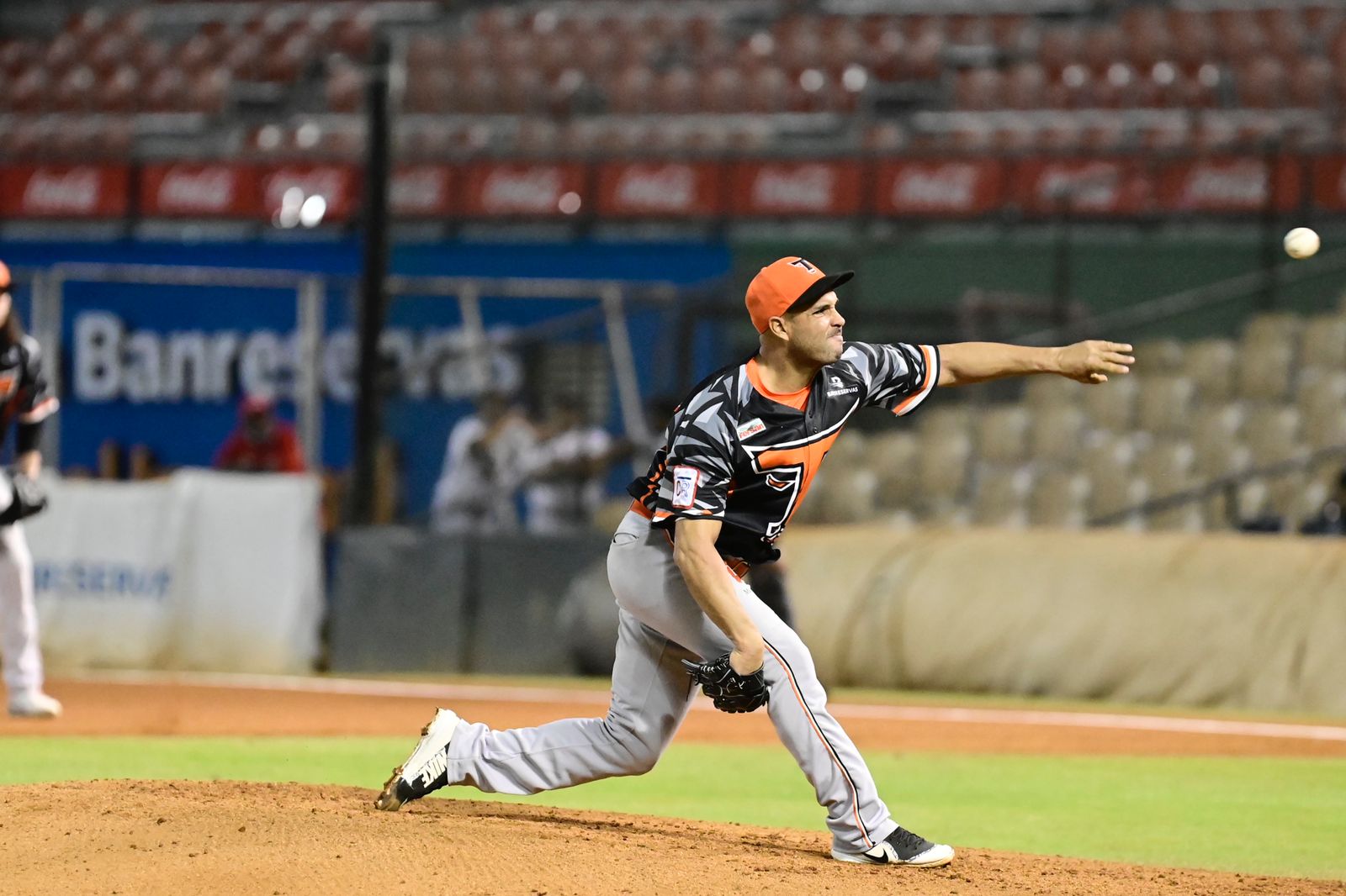 Con fiesta de palos y blanqueada, Toros acorralan a Leones en el Quisqueya