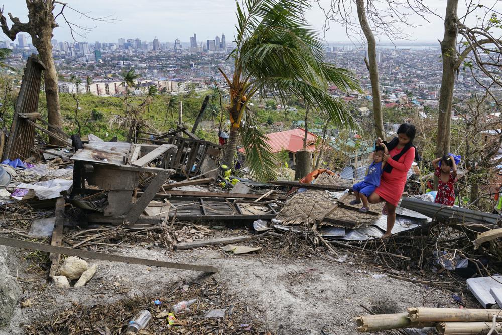 Un tifón y la pandemia empañan la Navidad en Filipinas