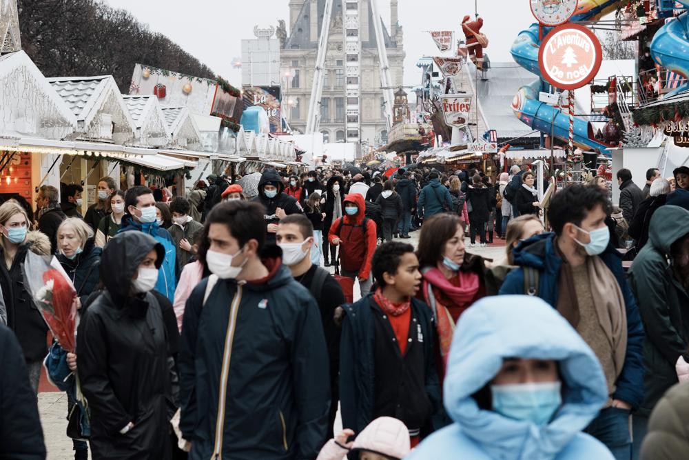 Imponen uso obligatorio de mascarillas al aire libre en París