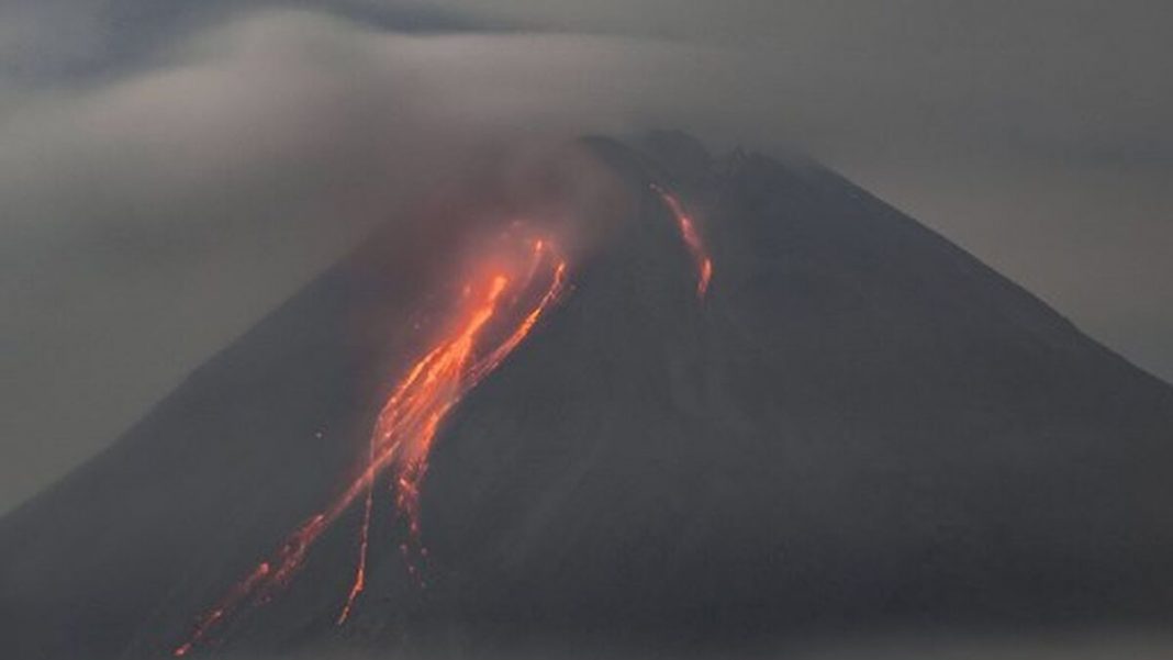 Un muerto y 41 heridos por la erupción del volcán indonesio Semeru