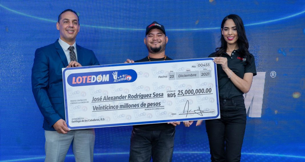 LOTEDOM entrega premio de 25 millones a ex empleado de repuestos ganador del Agarra 4