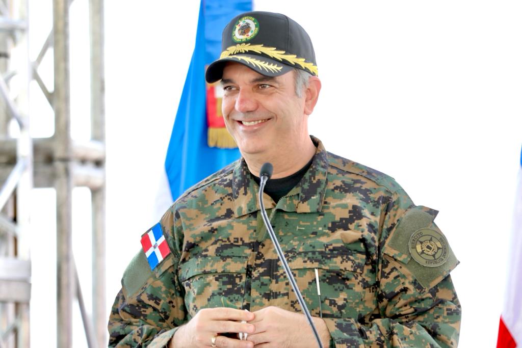 Vestido de militar, Abinader almuerza con guardias de puestos en la Frontera