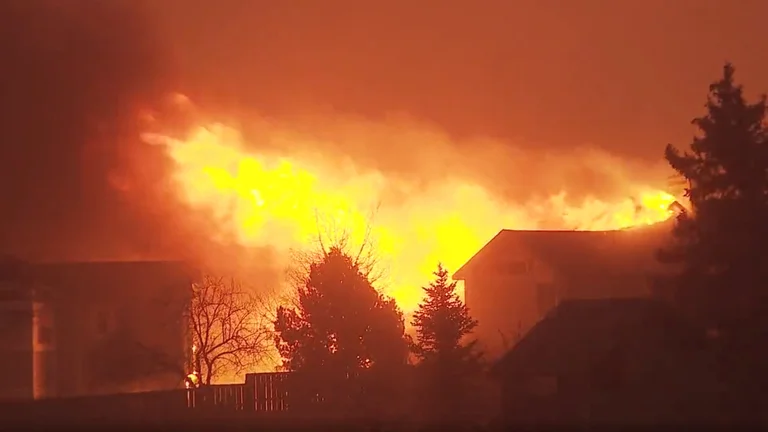 Avanzan sin control los incendios forestales en Colorado