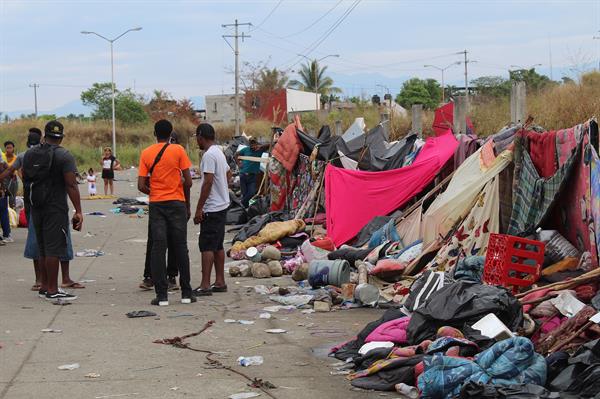 Desalojan miles de haitianos del campamento del sureste de México