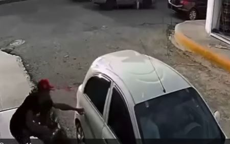 Cámara capta asalto a mujer mientras abordaba vehículo frente a un colegio