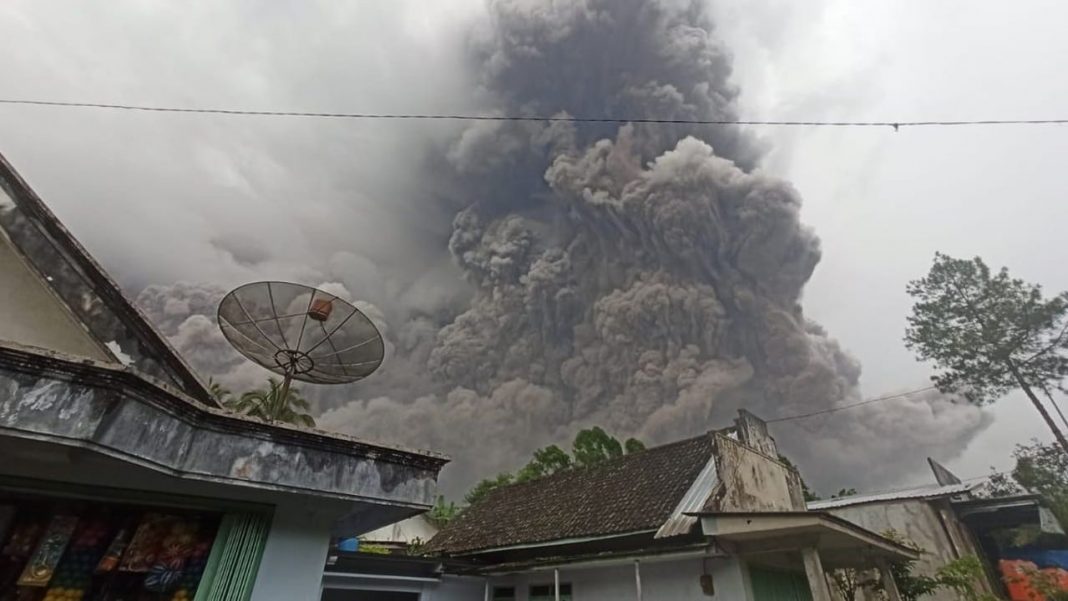 Erupción del volcán indonesio Semeru cubre de ceniza varias poblaciones cercanas