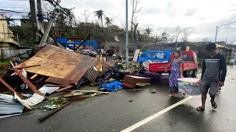 Al menos 31 muertos y más de 328.000 desplazados por el tifón en Filipinas