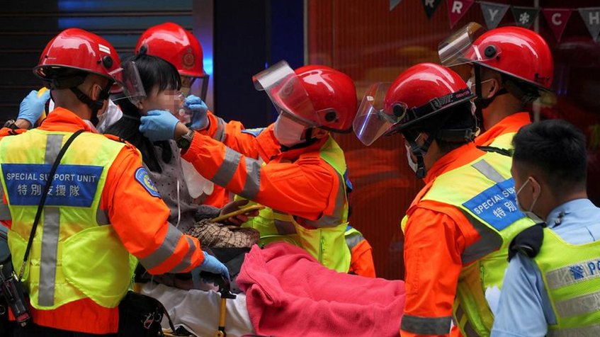 Evacúan a 1,200 personas atrapadas durante incendio en rascacielos de Hong Kong