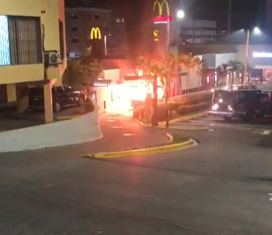 Vehículo se incendia en drive thru de McDonald's de la Máximo Gómez