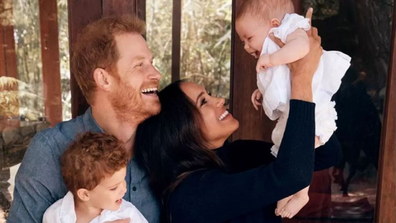 El príncipe Harry y su esposa Meghan comparten la primera foto de su hija Lilibet