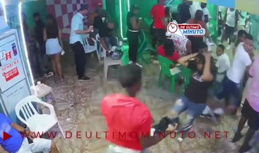 ¡Empoderado! Policía vestido de civil golpea mujer en centro de diversión en Guaricano
