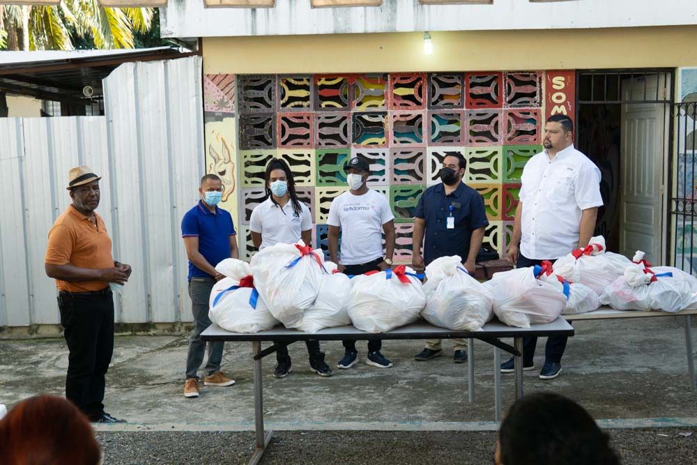 Fundación Refidomsa lleva cena de Nochebuena y Fin de Año a familias de Haina y Nizao