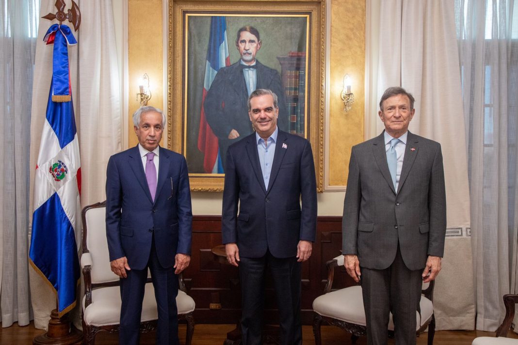 Presidente Luis Abinader se reúne con delegación de Qatar