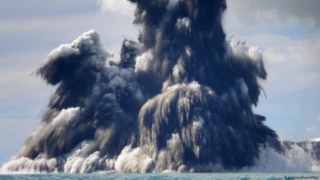 La erupción de volcán submarino provoca un tsunami en isla de Tonga
