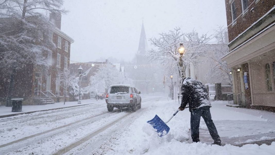 Miles de vuelos cancelados por tormenta de nieve que azota noreste de EEUU