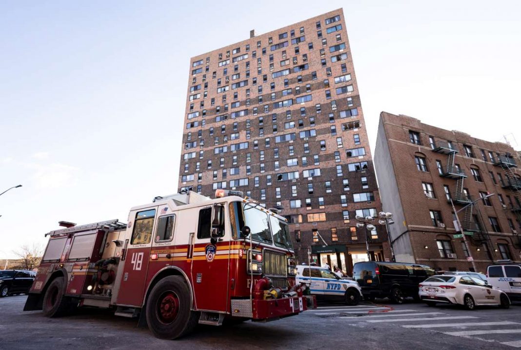 Dominicanos que sobrevivieron el incendio del Bronx demandan a los dueños del edificio por US$1,000 millones