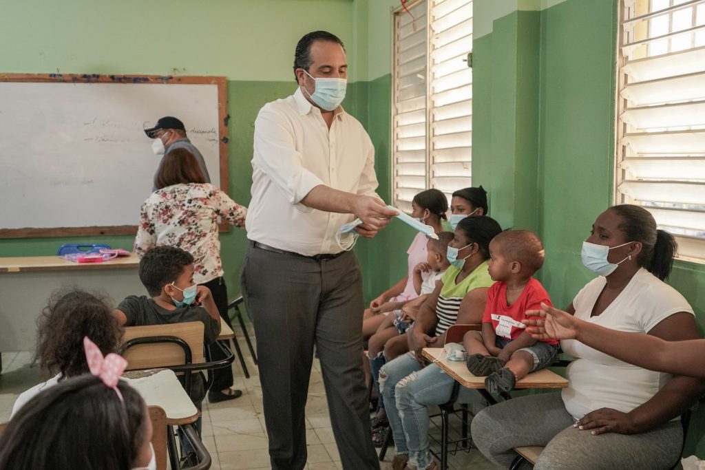 Viceministro de la Presidencia entrega juguetes a niños en Capotillo | De Último Minuto