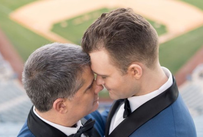 Ejecutivo de los Dodgers se casa con su novio en el estadio del equipo de las Grandes Ligas
