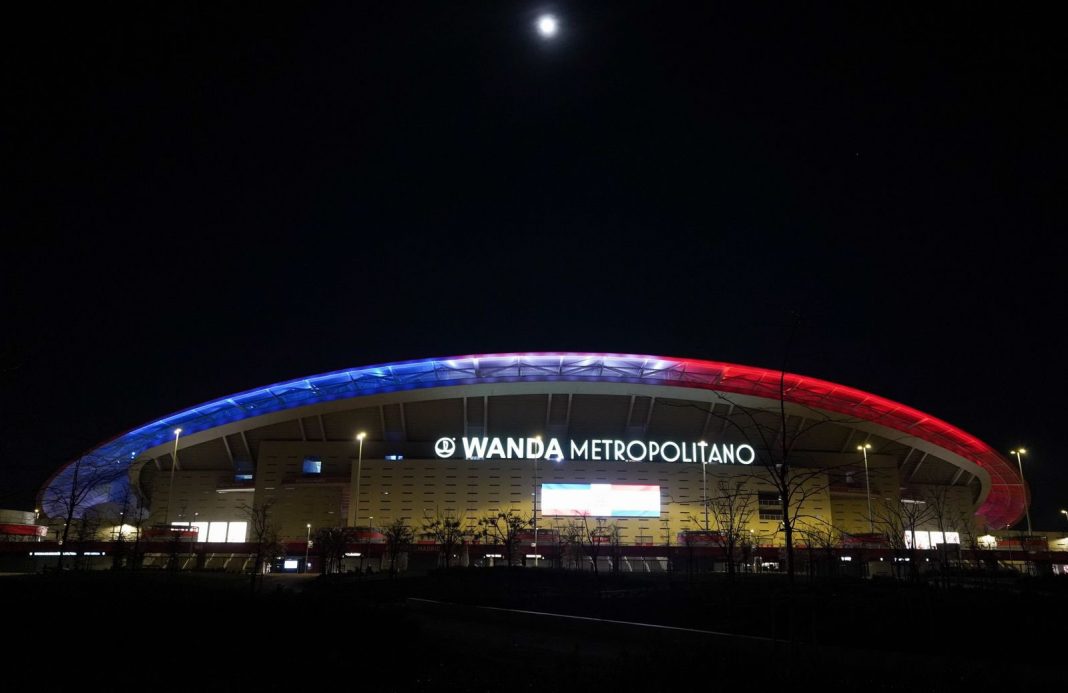 Iluminan Estadio en Madrid con los colores de la Bandera Nacional