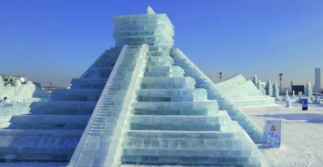 Exhiben una Pirámide de Kukulkán de hielo en festival del norte de China