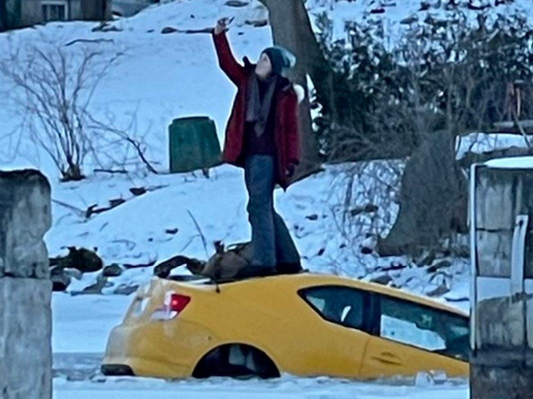 Joven se hace selfie sobre su carro mientras se hunde en rio congelado