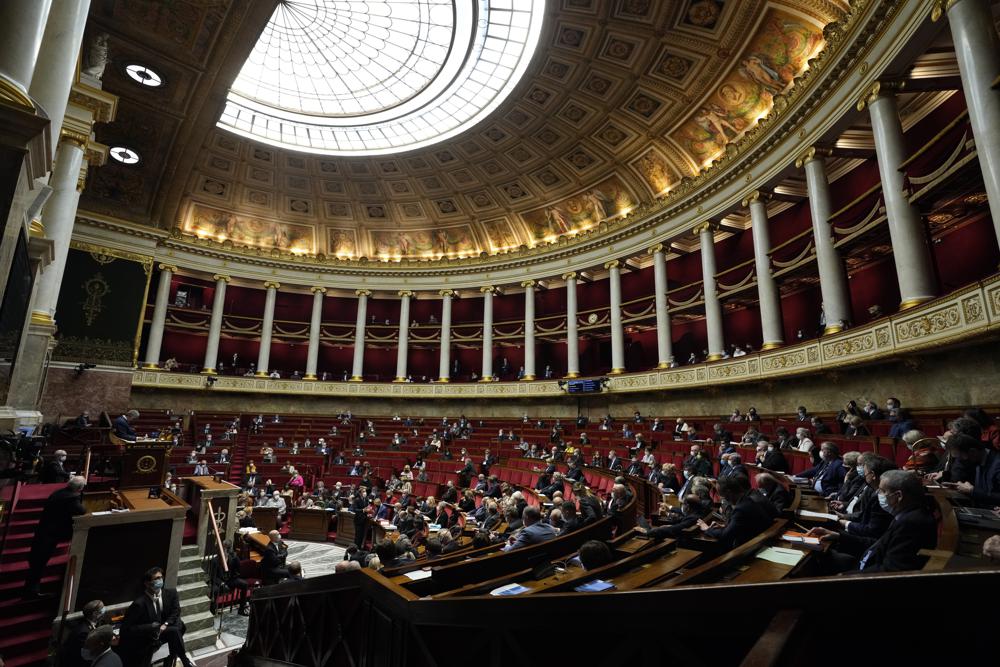 Francia restringirá entrada a teatros y restaurantes por coronavirus