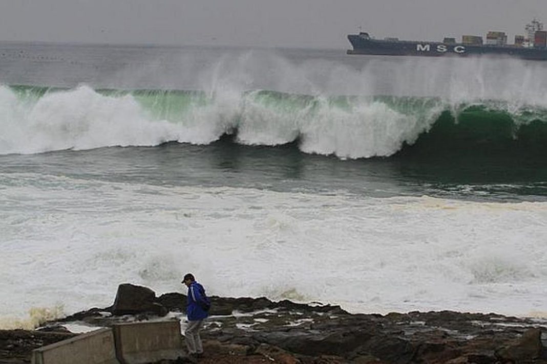 Mar se sale en Paracas y varias zonas de Perú; descartan tsunami