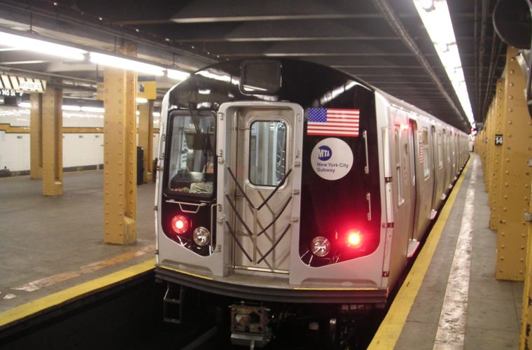 Hombre muere tras romperse el cuello al saltar los torniquetes del metro de NY