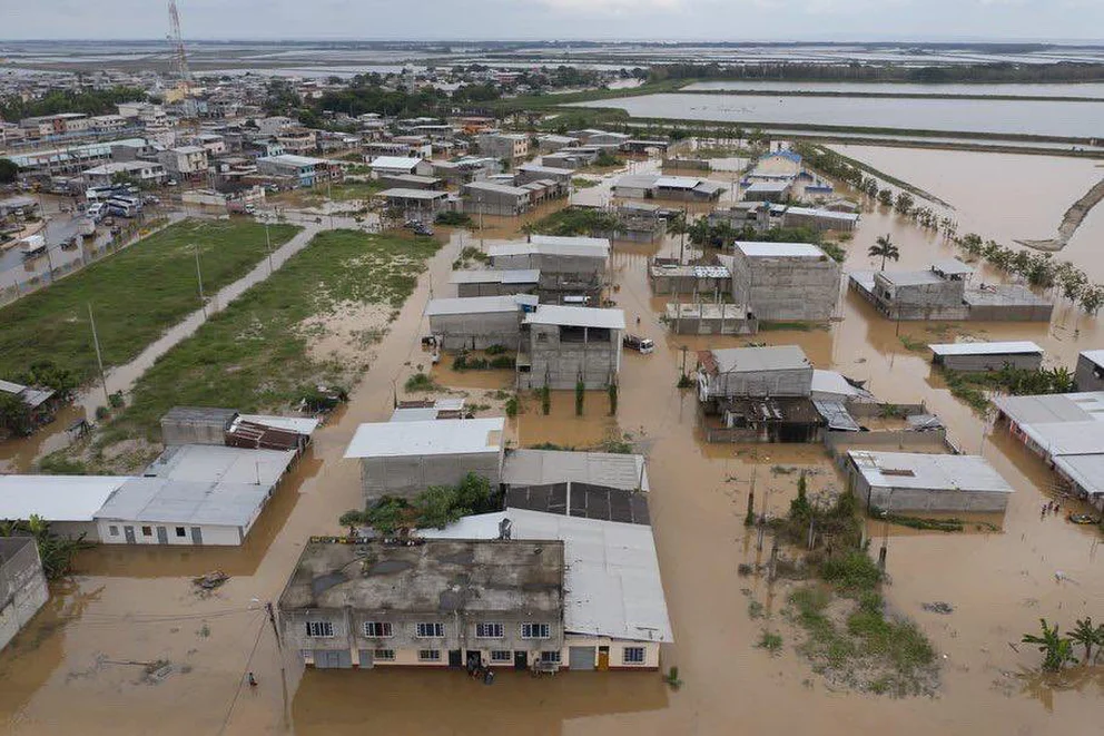 Varias familias evacuadas y poblaciones inundadas por las intensas lluvias en Ecuador