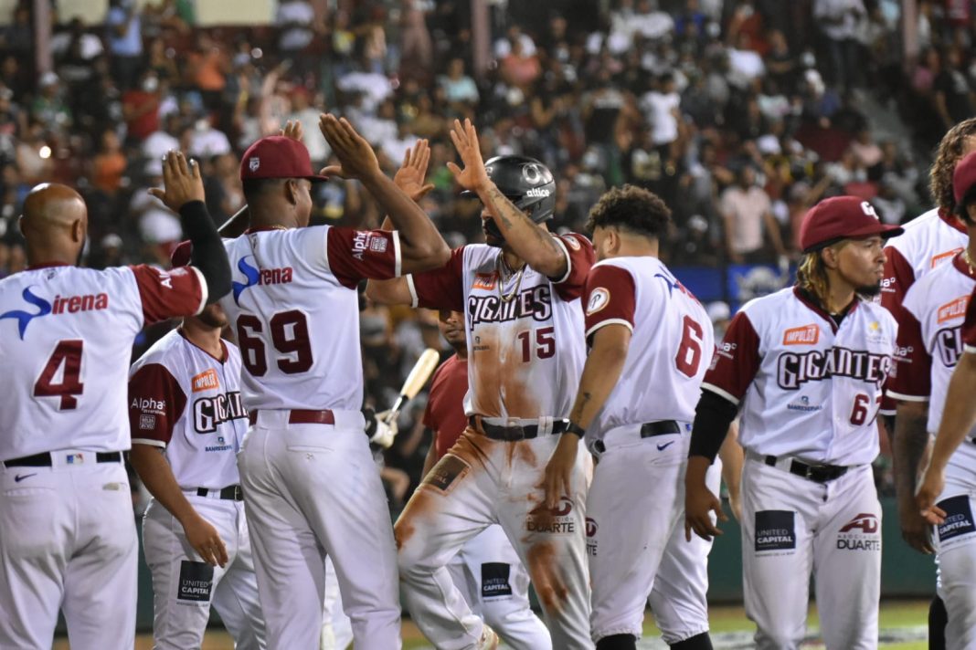 Ozuna lidera victoria de Gigantes sobre Estrellas; empatan serie a uno por bandos