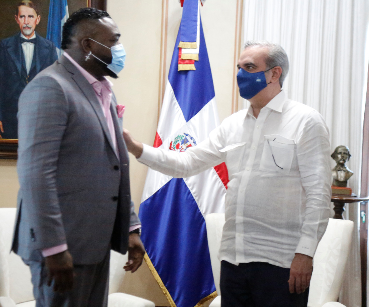 Presidente Abinader recibe a David Ortiz en el Palacio Nacional